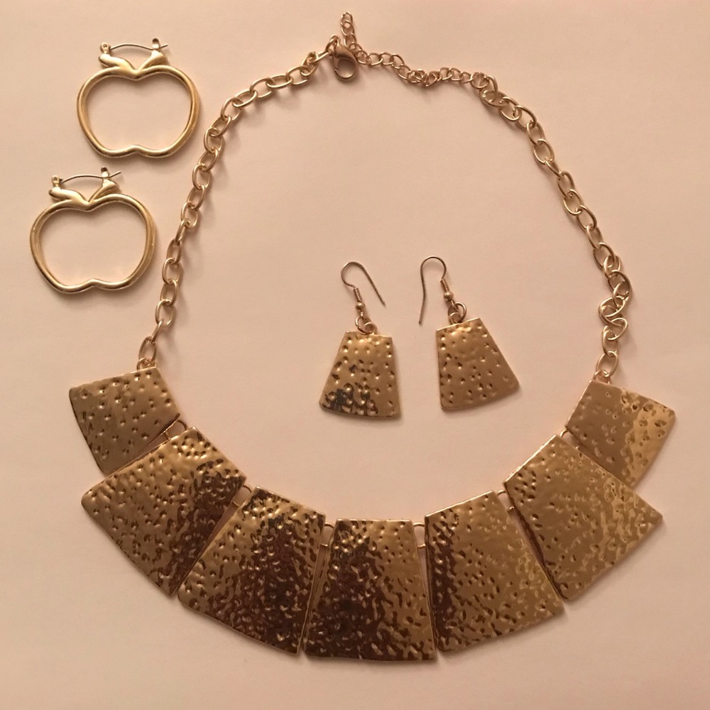 💛Gold tone earrings and necklace 💛